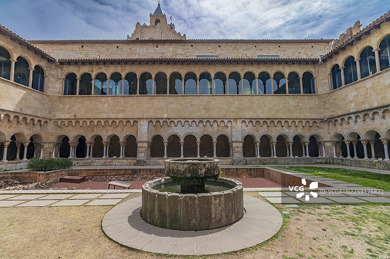 桑特库加特修道院宏伟的罗马式回廊内部景观图片素材