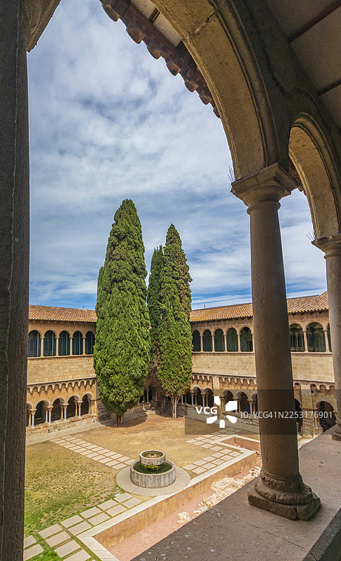 圣库加特修道院宏伟的罗马式回廊的内部景观图片素材