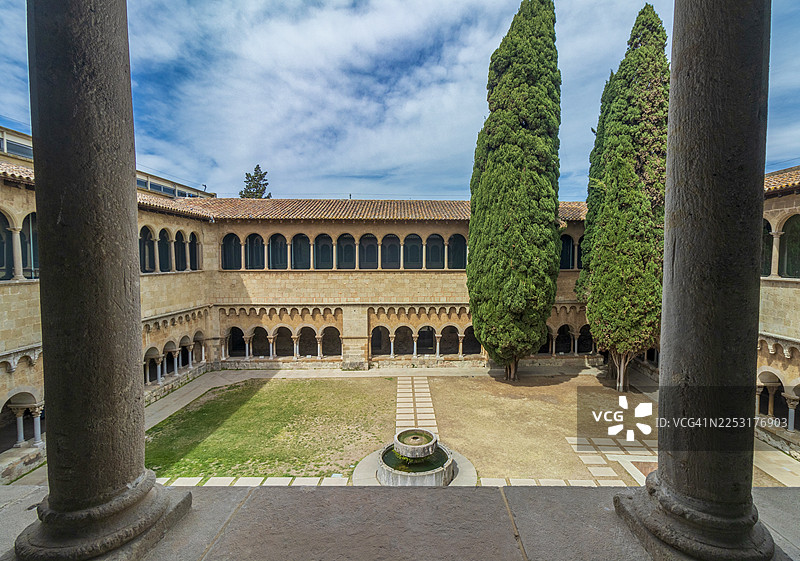 令人印象深刻的圣库加特修道院罗马式回廊的内部景观图片素材