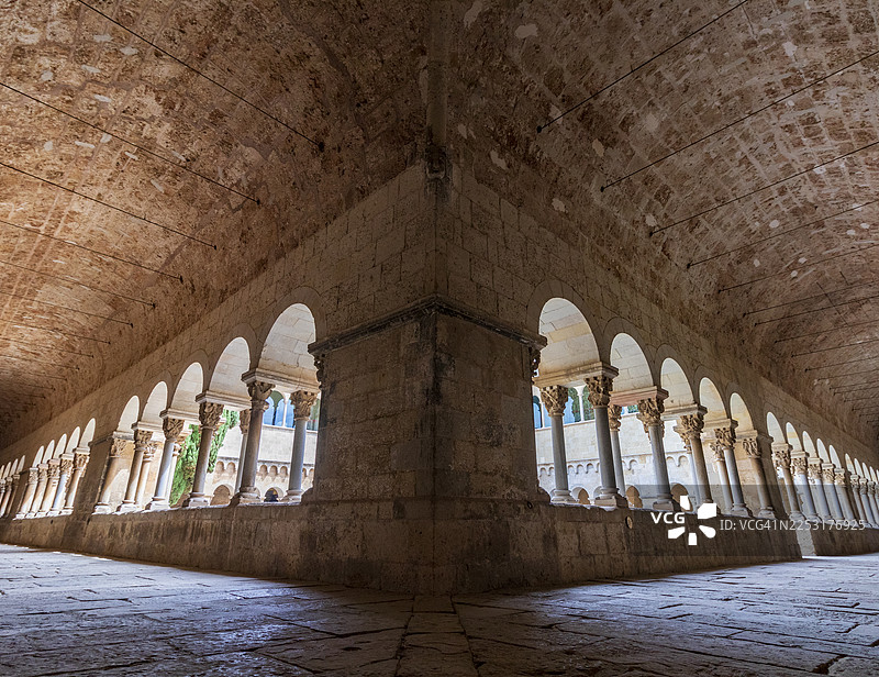 圣库加特修道院宏伟的罗马式回廊内部景观图片素材