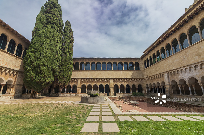 圣库加特修道院令人印象深刻的罗马式回廊的内部景观图片素材