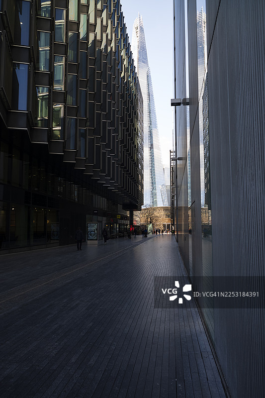 人们在南华克市政厅的街道上行走，身后是碎片大厦图片素材