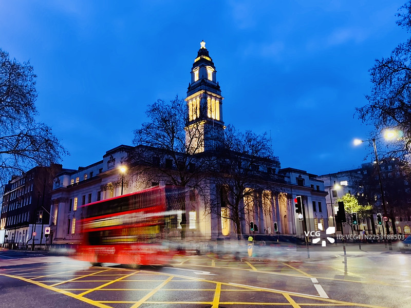 玛丽莱本市政厅前，红色巴士的动态模糊图片素材