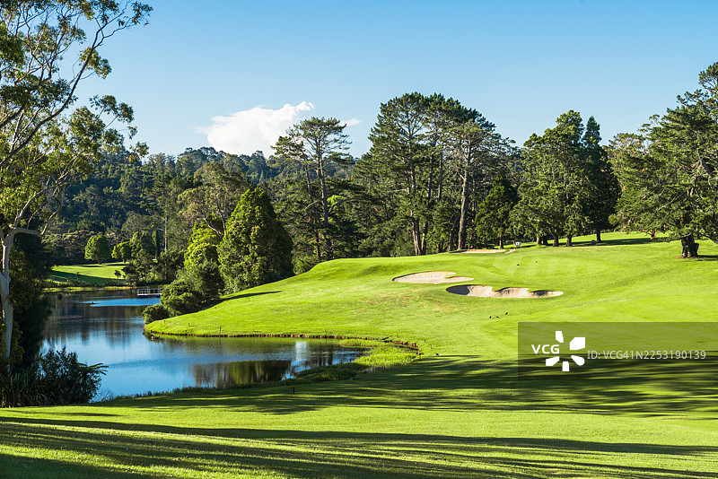 带有沙坑的球道，旁边是风景优美的沙坑。图片素材