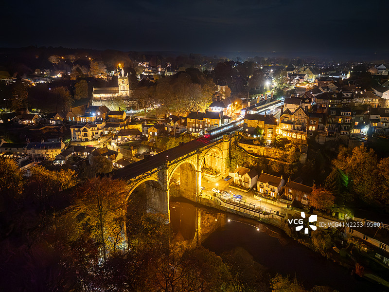 Night time aerial view of the town of Knaresborough in North Yorkshire in England showing the town and historical railway viaduct crossing the river NIdd. Taken with a class 0 drone图片素材