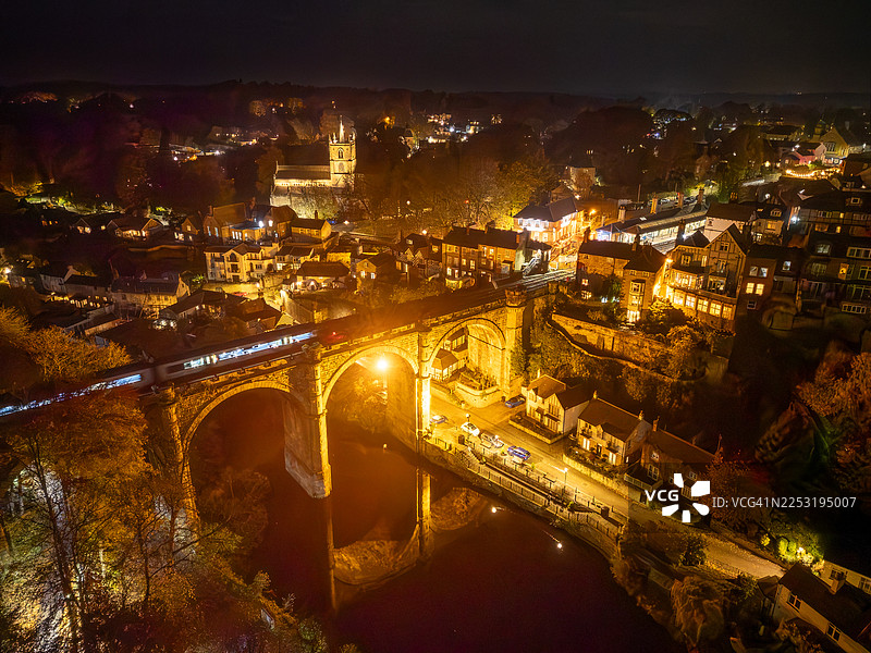 夜间航拍英格兰北约克郡的纳斯伯勒镇，展示了城镇和横跨尼德河的历史悠久的铁路高架桥。由0类无人机拍摄。图片素材
