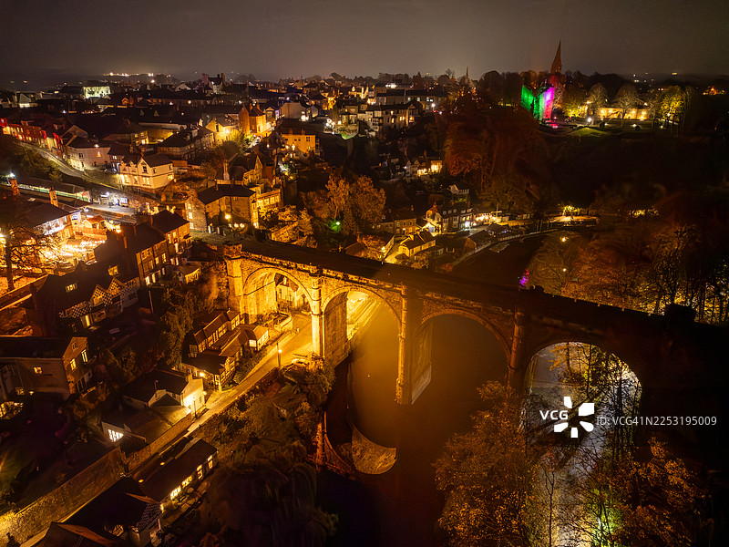 Night time aerial view of the town of Knaresborough in North Yorkshire in England showing the town and historical railway viaduct crossing the river NIdd. Taken with a class 0 drone图片素材