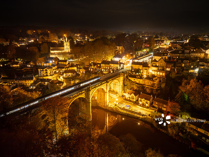夜间航拍英格兰北约克郡的纳勒斯伯勒镇，展示了城镇和横跨尼德河的历史悠久的铁路高架桥。由Class 0无人机拍摄。图片素材