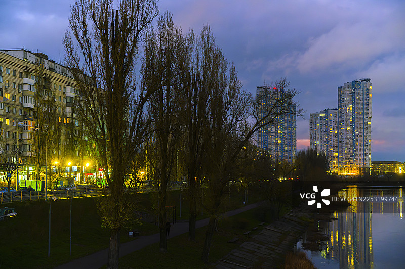 夜色下的基辅城市景观，展示着灯火辉煌的建筑图片素材