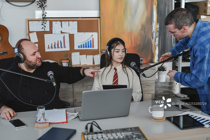 技术支持人员为团队准备新的直播播客图片素材