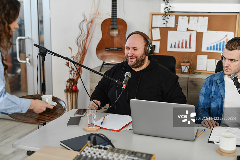 两位主持人分享生活方式和个人发展见解，一位女士正在端上咖啡图片素材