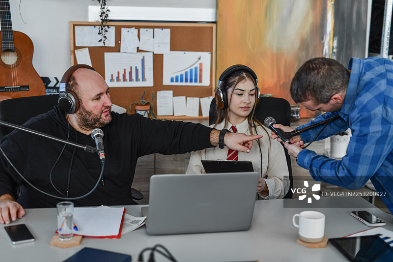 播客录音室采访，主持人与嘉宾现场直播节目图片素材