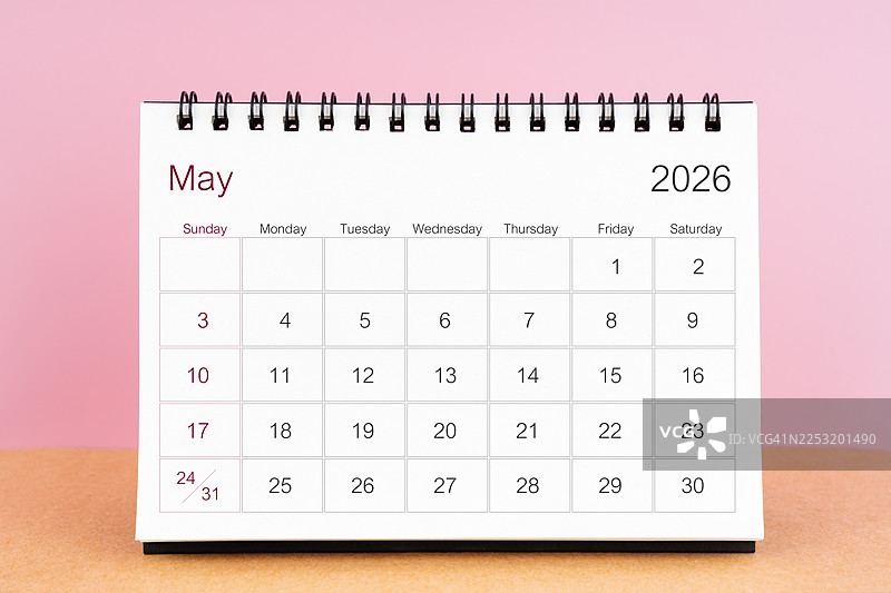 2026年5月的台历，放在粉色背景上。图片素材
