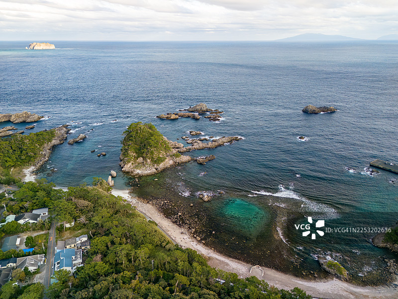 可以看到石地川海滩和丸根滨海滩。海上能看到新岛。从空中无人机拍摄的式根岛，拥有美丽蔚蓝的大海和翠绿的森林。图片素材