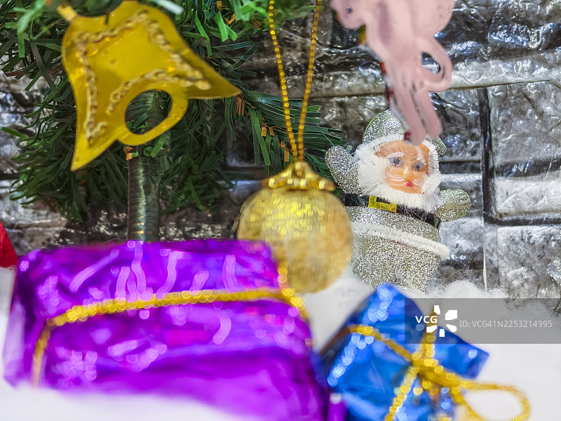 节日圣诞节静物，有圣诞老人玩偶和彩色礼物图片素材