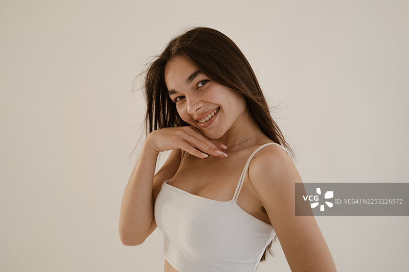 阳光下，一位皮肤洁净湿润的女性的特写肖像图片素材