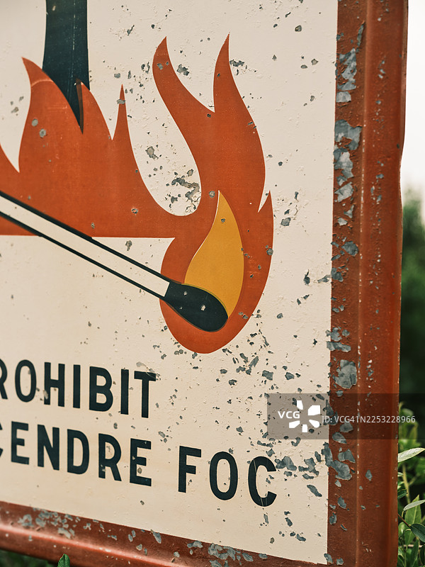 复古火灾危险警告标志，显示禁止图片素材