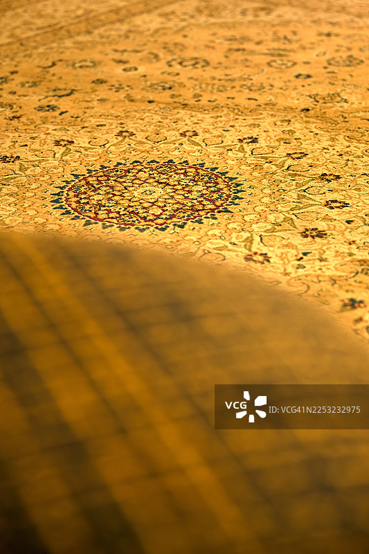 特写镜头下，仰视拍摄的图案地毯。图片素材