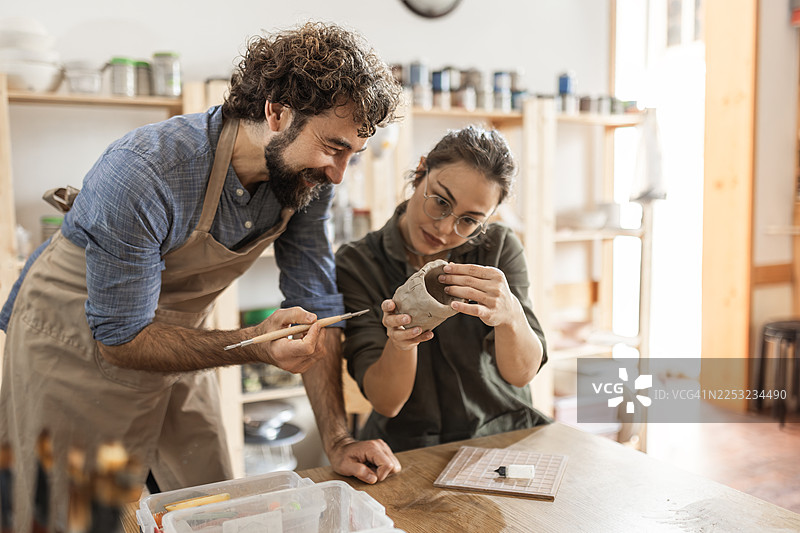 专注于手工陶艺的艺术与工艺工作坊图片素材