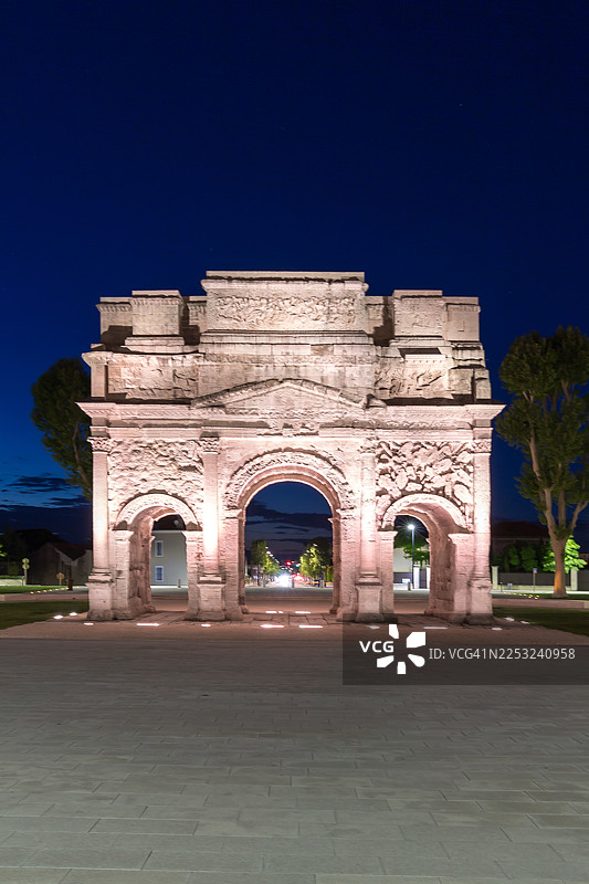 奥兰治凯旋门在蓝色时刻 - 法国奥兰治凯旋门图片素材