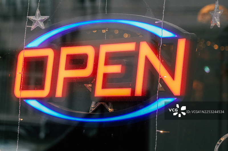 小型本地酒吧夜晚的霓虹色营业招牌图片素材