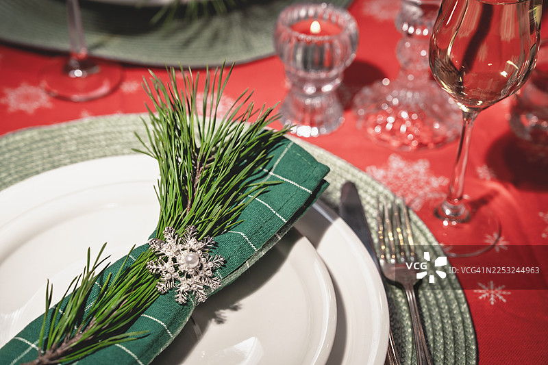 圣诞餐桌，摆放着普罗塞克葡萄酒的笛形杯和蜡烛。圣诞节或新年庆祝活动。节日快乐。图片素材