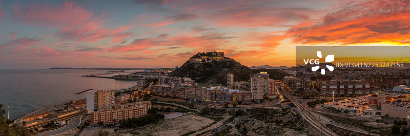 日落时分阿利坎特城市天际线全景图片素材