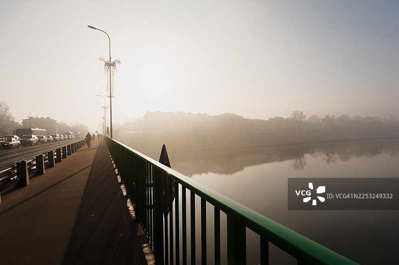 从邓尼茨基桥上看到的克拉科夫市中心的维斯瓦河畔图片素材