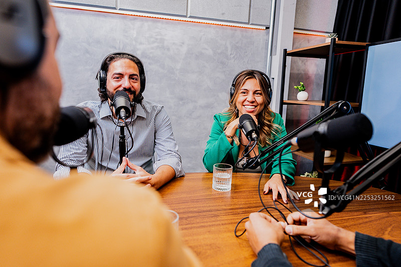播客主持人正在录音棚里交谈图片素材