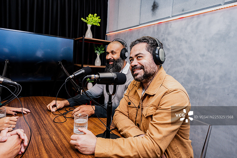 播客嘉宾在录音棚内交谈图片素材