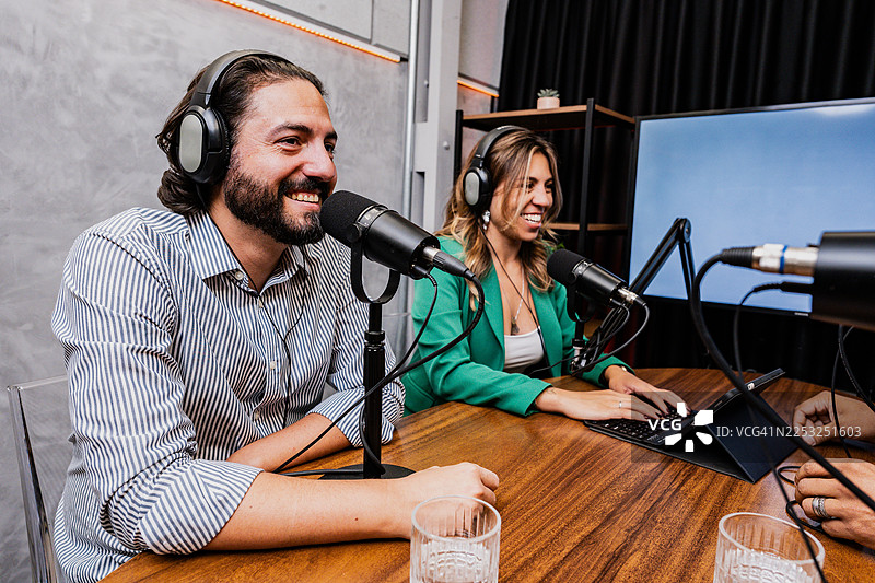 播客主持人在录音棚里交谈图片素材