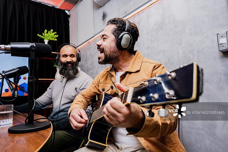 播客嘉宾在录音棚弹吉他唱歌图片素材