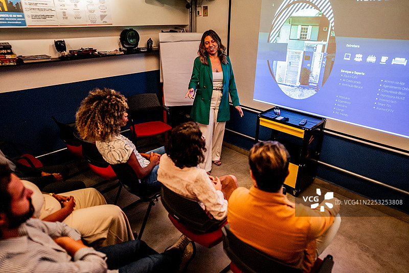 女商人与同事在办公室交谈图片素材