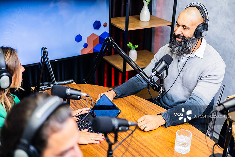 中年男子在播客中交谈图片素材