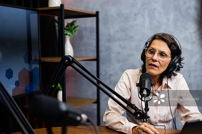 脱口秀主持人正在播客中交谈图片素材