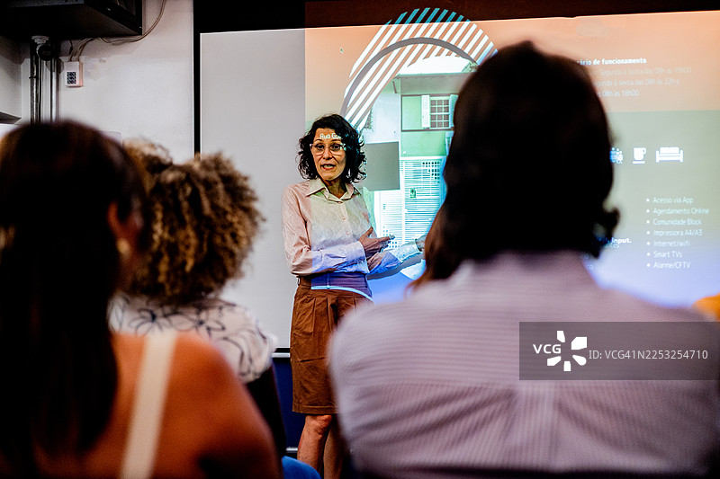 女商人与同事在办公室交谈图片素材