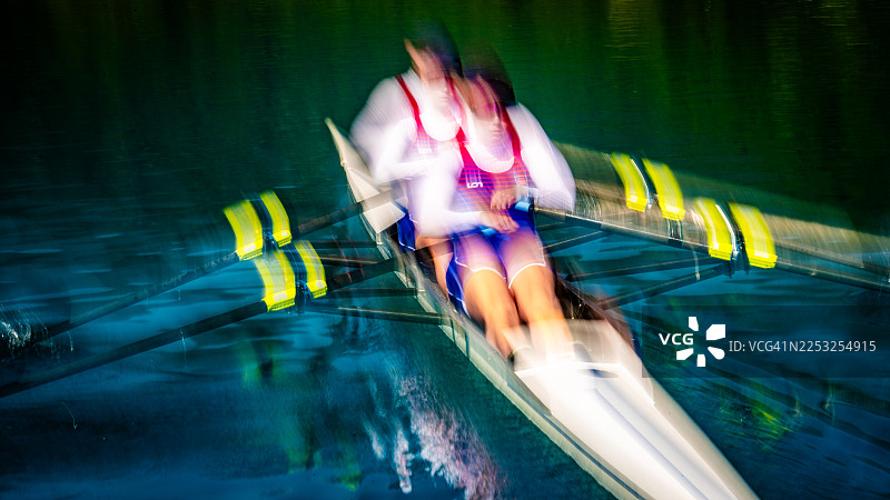 宁静湖面上模糊运动的激烈划船图片素材