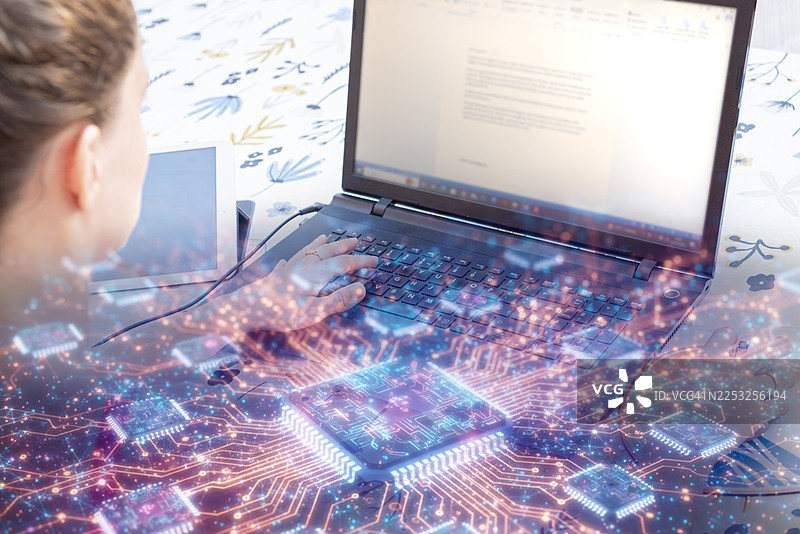 使用笔记本电脑工作图片素材