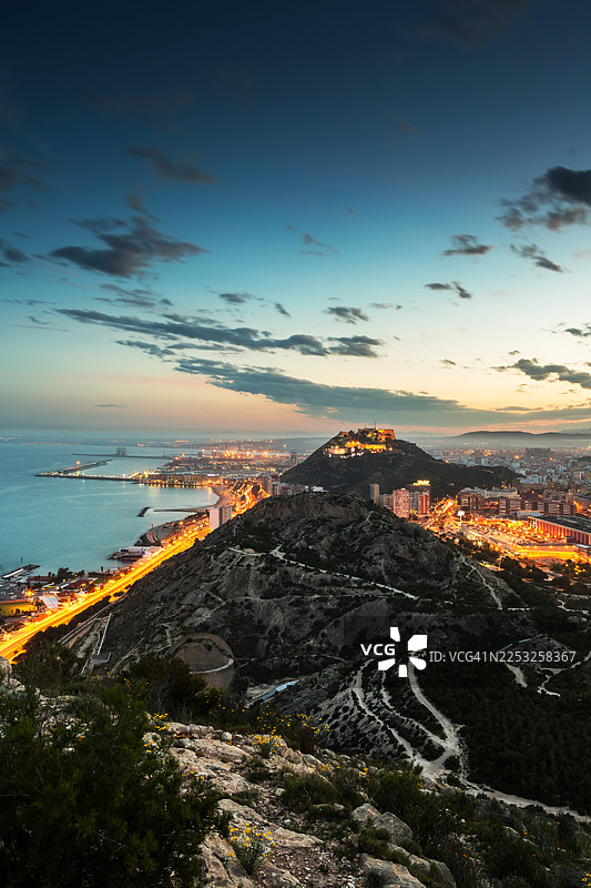 蓝色时分，阿利坎特城市天际线毗邻地中海图片素材