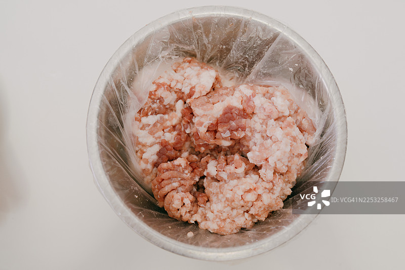 桌上摆放着新鲜食材，准备制作饺子馅图片素材