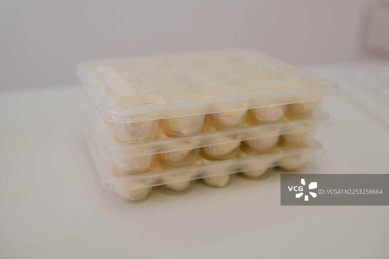 摆放整齐的饺子；一道传统的中国美食图片素材