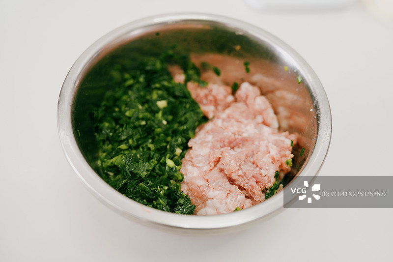 新鲜食材摆放在桌上，准备制作饺子馅图片素材