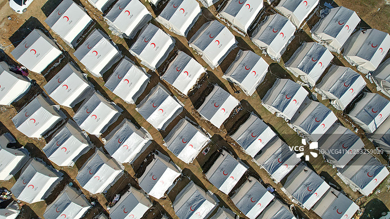 土耳其红新月会帐篷营地接待无家可归的叙利亚难民的鸟瞰图，地点在土耳其努尔达吉附近图片素材