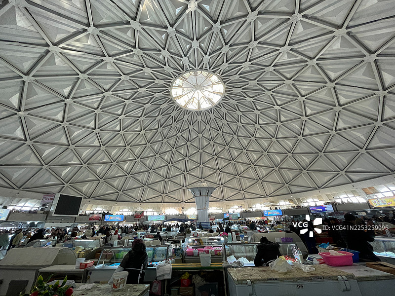 乌兹别克斯坦塔什干乔尔苏集市的广角内部景观图片素材