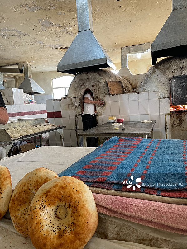在乌兹别克斯坦塔什干的乔尔苏巴扎，面包师们正在准备传统的乌兹别克面包图片素材