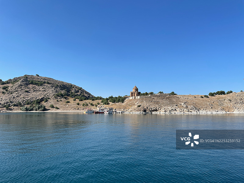 土耳其凡湖阿克达马尔岛和圣十字教堂的广角镜头图片素材
