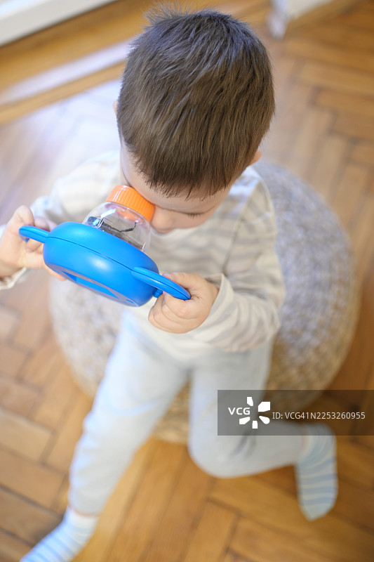 儿童近距离观察蟑螂图片素材