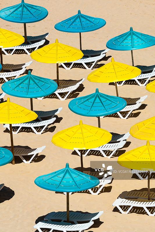 海滩上的许多沙滩椅和遮阳伞图片素材