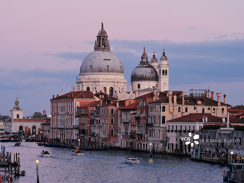 威尼斯大运河的黄昏景色图片素材