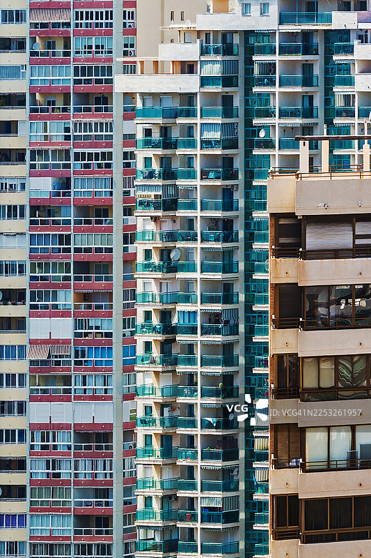 现代住宅摩天大楼的阳台外观图片素材